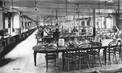 Comedor para empleados en los Grandes Almacenes Bon Marché, París, c.1890 de French Photographer